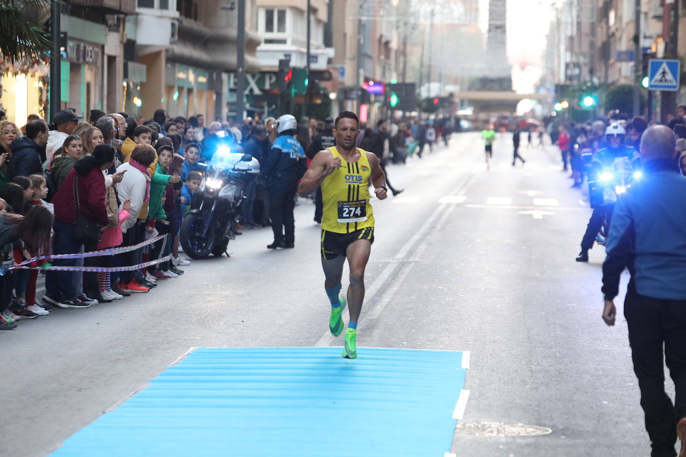 La séptima edición de la carrera que cierra el año contó con la participación de más de 1.000 personas