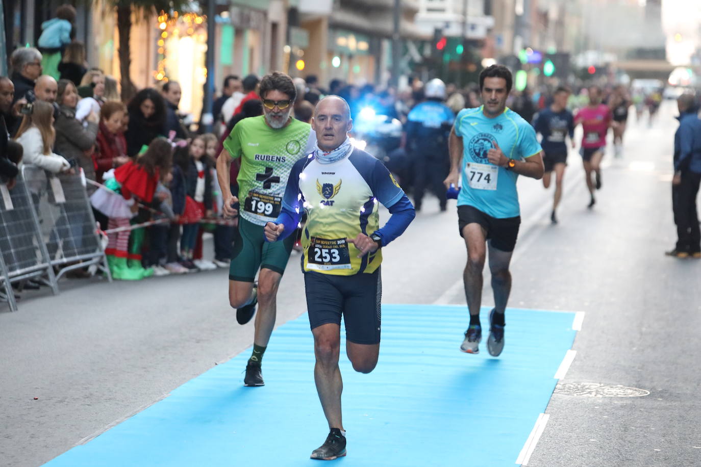 La séptima edición de la carrera que cierra el año contó con la participación de más de 1.000 personas