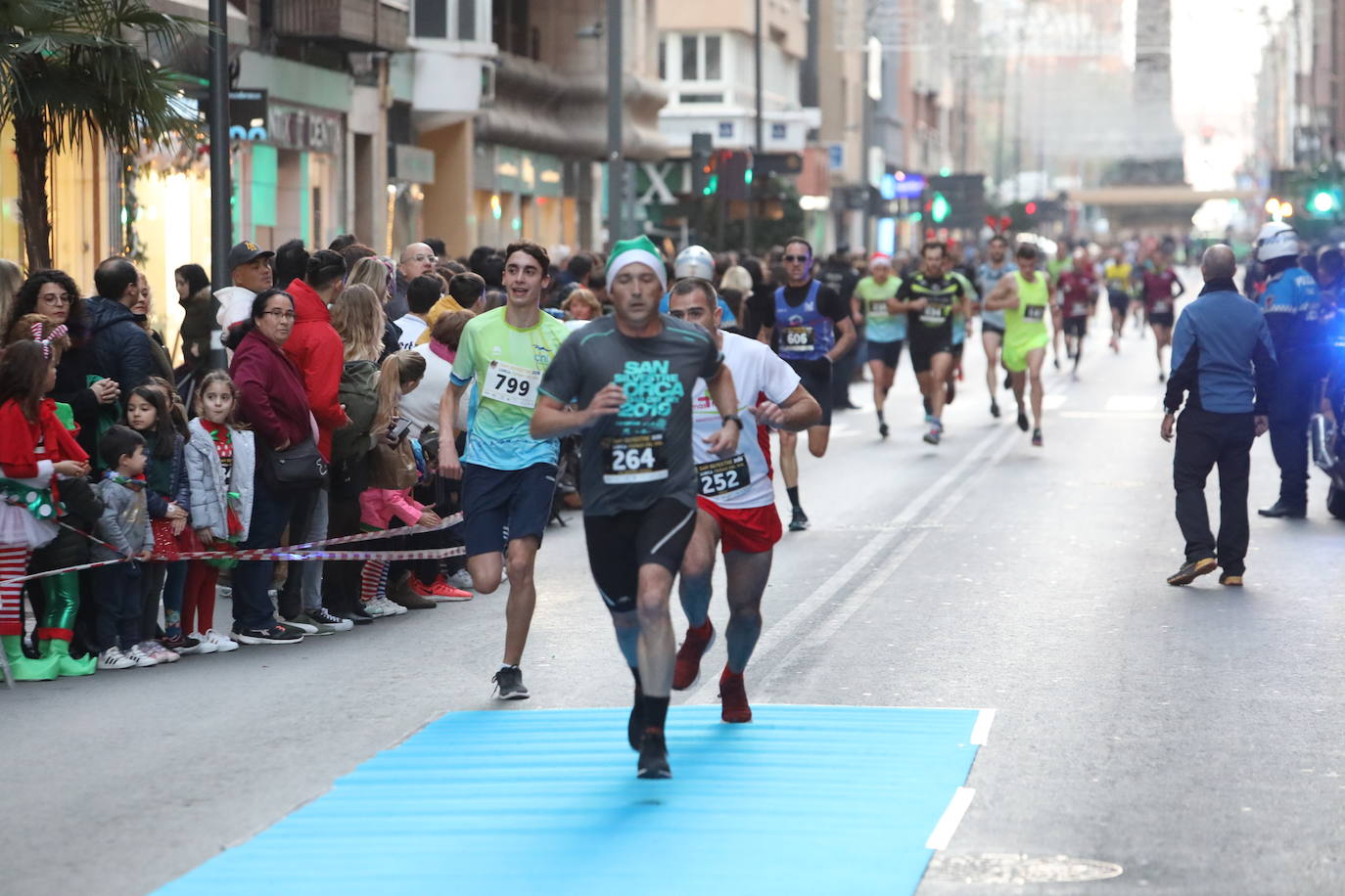 La séptima edición de la carrera que cierra el año contó con la participación de más de 1.000 personas