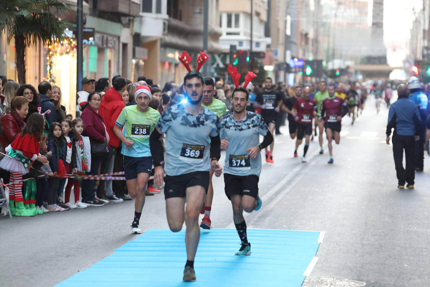 La séptima edición de la carrera que cierra el año contó con la participación de más de 1.000 personas