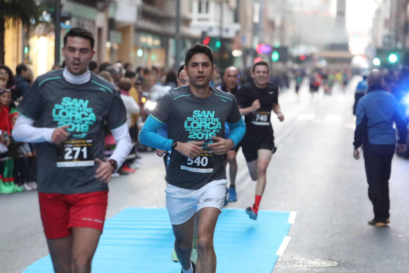 La séptima edición de la carrera que cierra el año contó con la participación de más de 1.000 personas