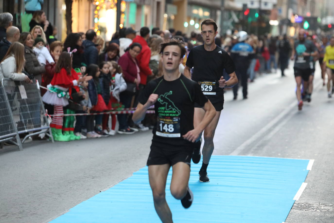 La séptima edición de la carrera que cierra el año contó con la participación de más de 1.000 personas