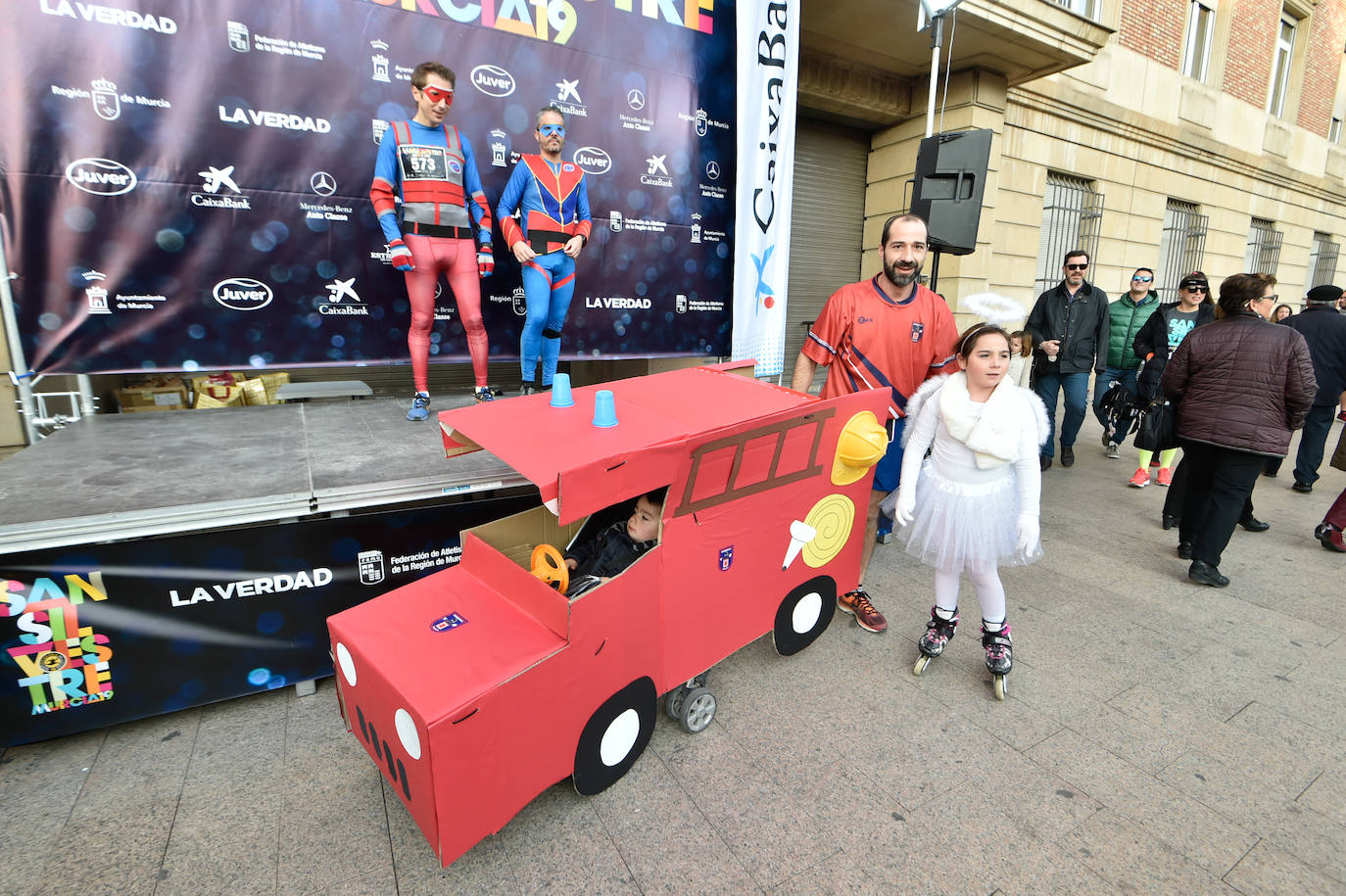 Los corredores tuvieron la oportunidad de inmortalizar su participación en la carrera que cierra el año en la capital.