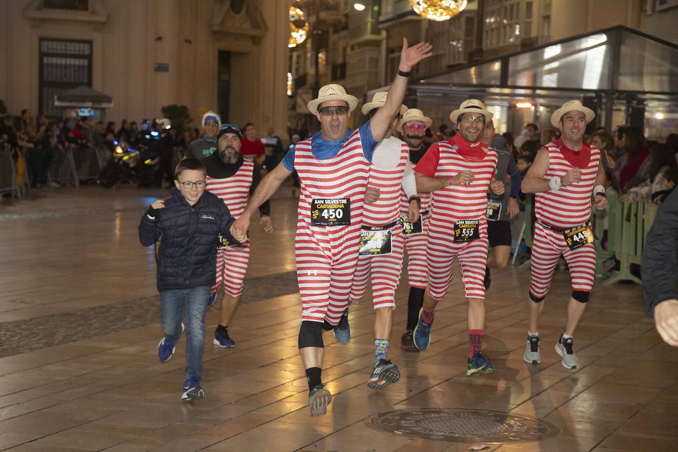 Muchos de los corredores de la San Silvestre de Cartagena participaron caracterizados con curiosos trajes