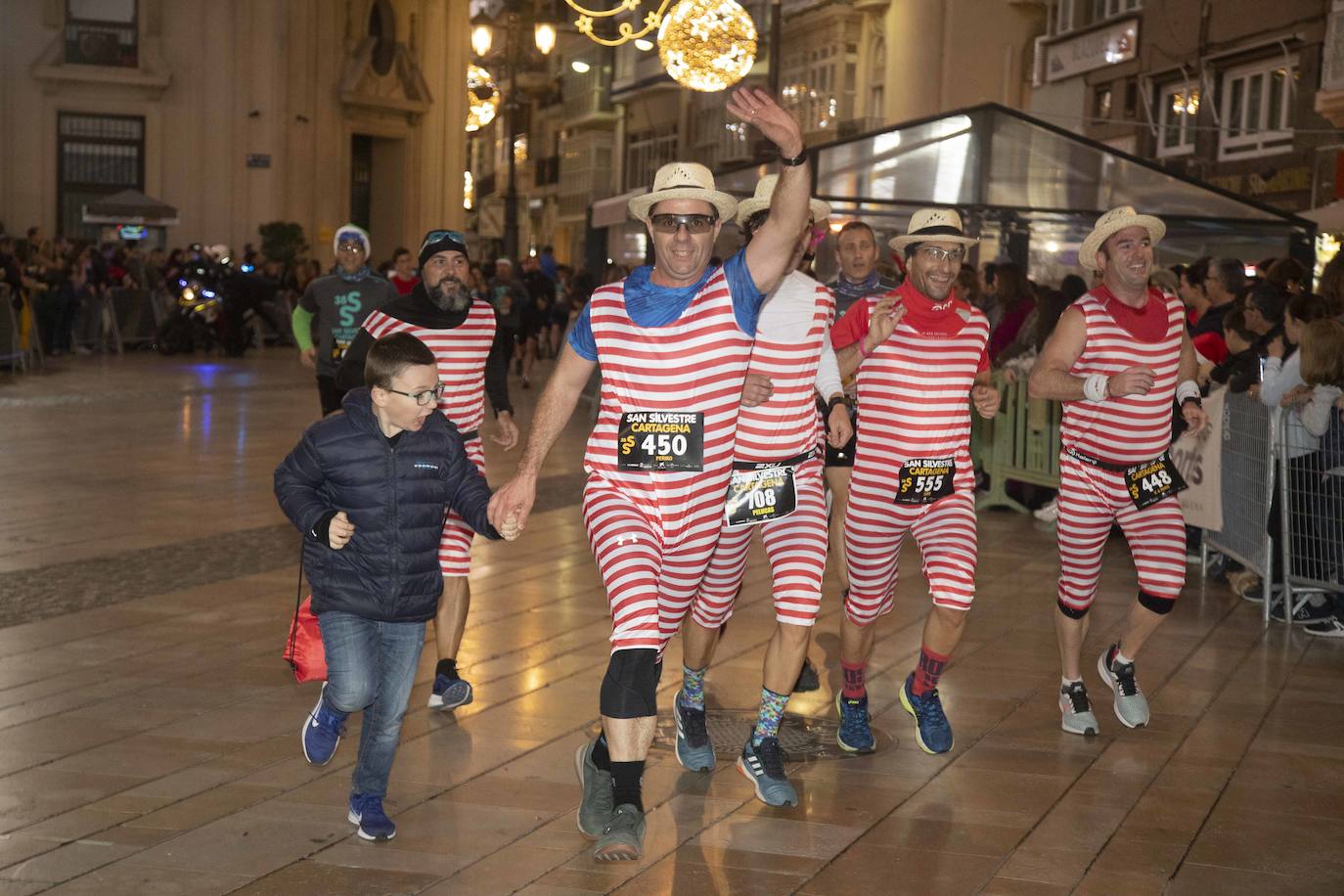 Muchos de los corredores de la San Silvestre de Cartagena participaron caracterizados con curiosos trajes