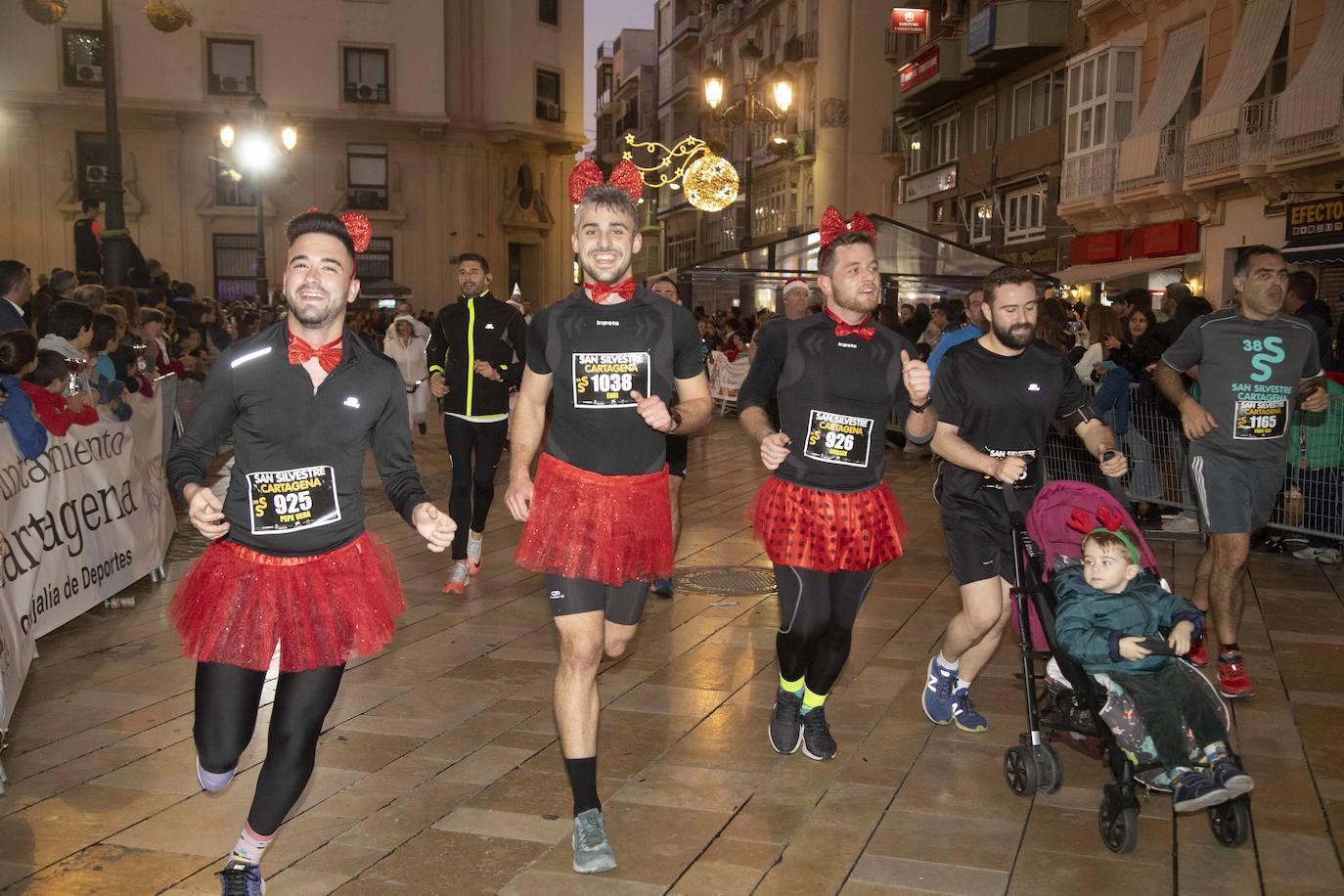 Muchos de los corredores de la San Silvestre de Cartagena participaron caracterizados con curiosos trajes