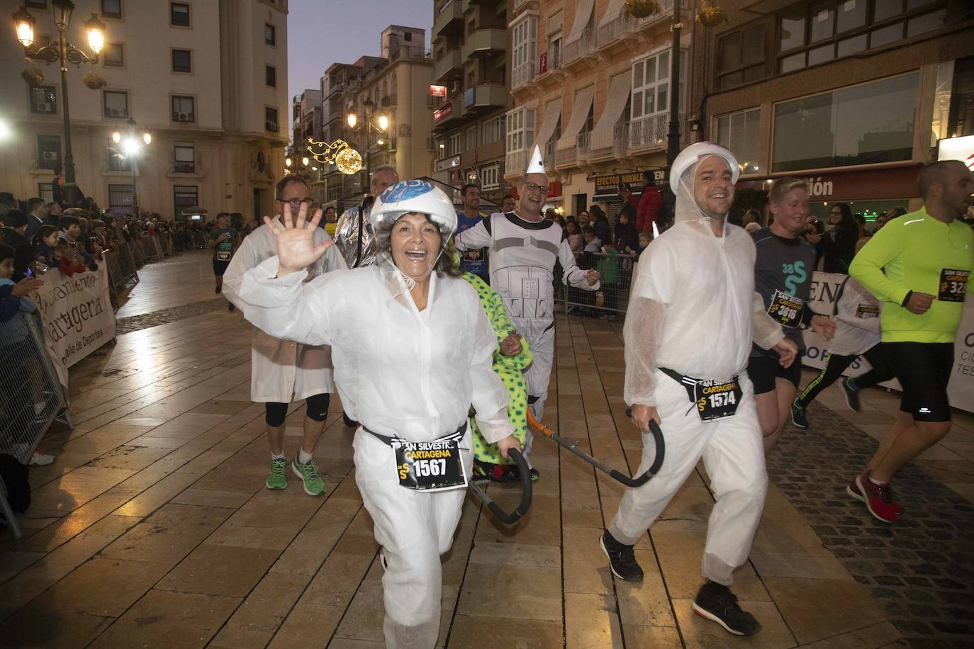 Muchos de los corredores de la San Silvestre de Cartagena participaron caracterizados con curiosos trajes