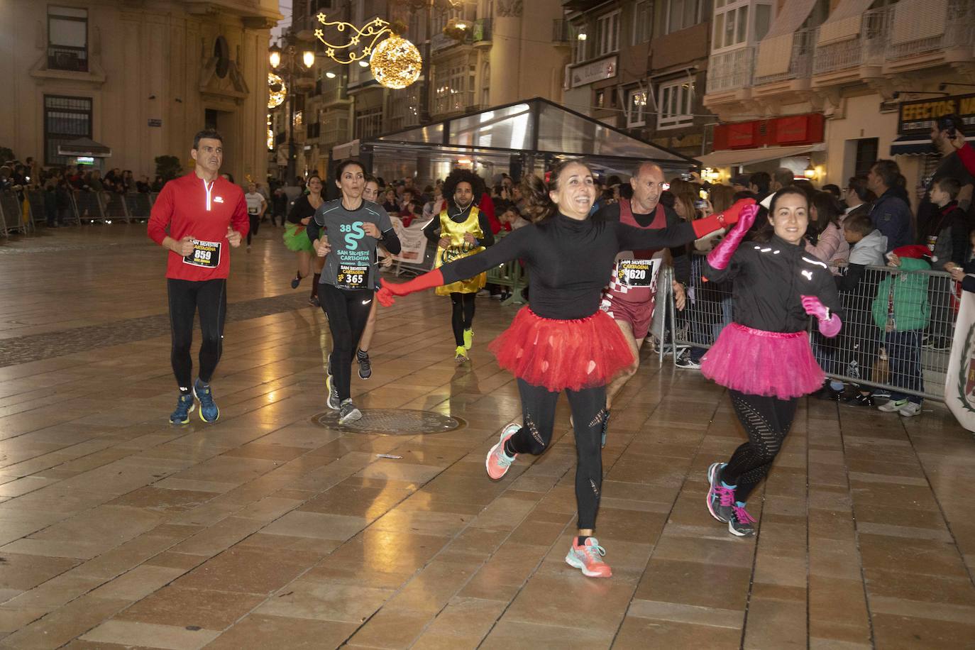 Muchos de los corredores de la San Silvestre de Cartagena participaron caracterizados con curiosos trajes