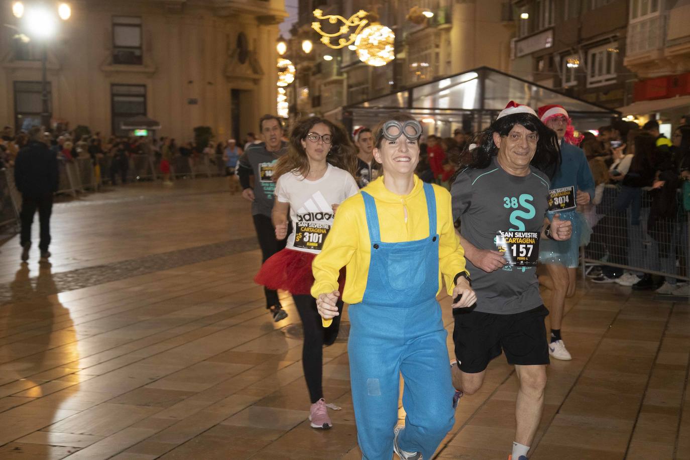 Muchos de los corredores de la San Silvestre de Cartagena participaron caracterizados con curiosos trajes