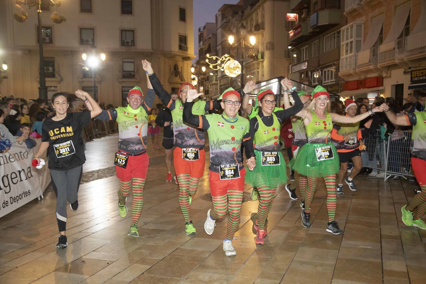 Muchos de los corredores de la San Silvestre de Cartagena participaron caracterizados con curiosos trajes