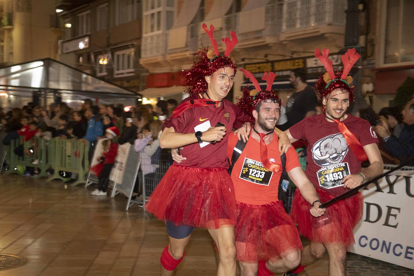 Muchos de los corredores de la San Silvestre de Cartagena participaron caracterizados con curiosos trajes