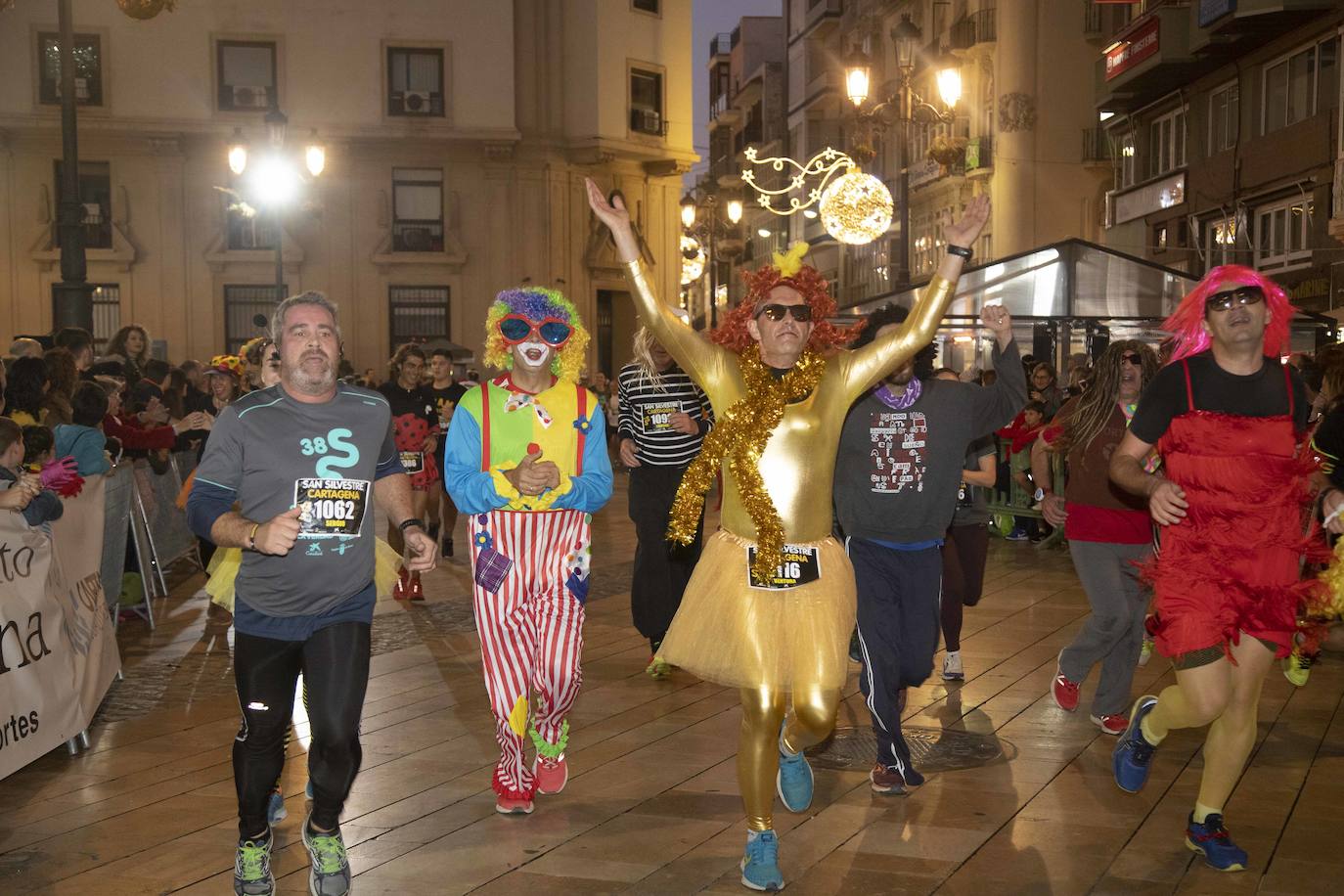 Muchos de los corredores de la San Silvestre de Cartagena participaron caracterizados con curiosos trajes