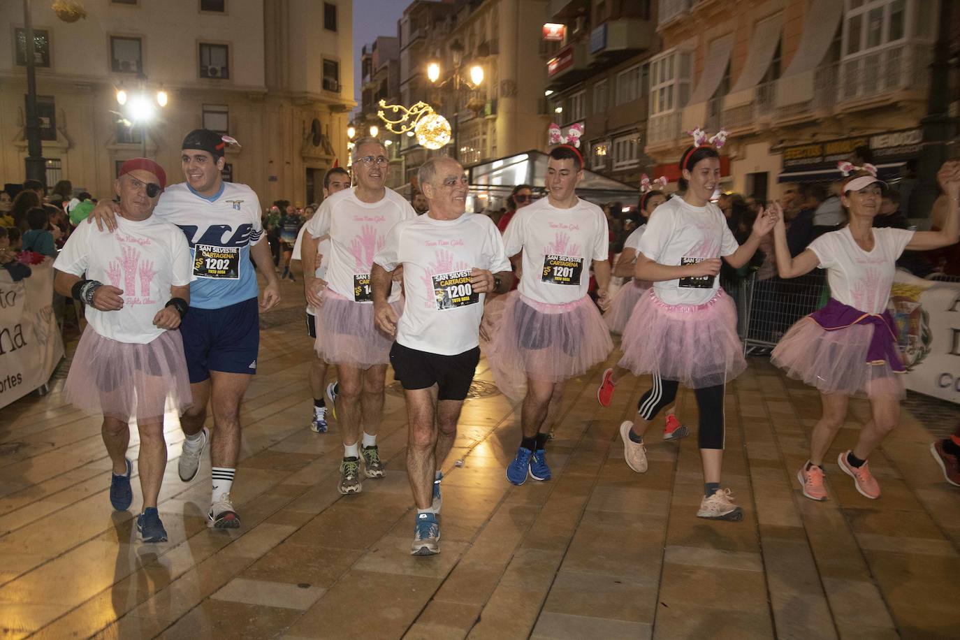 Muchos de los corredores de la San Silvestre de Cartagena participaron caracterizados con curiosos trajes