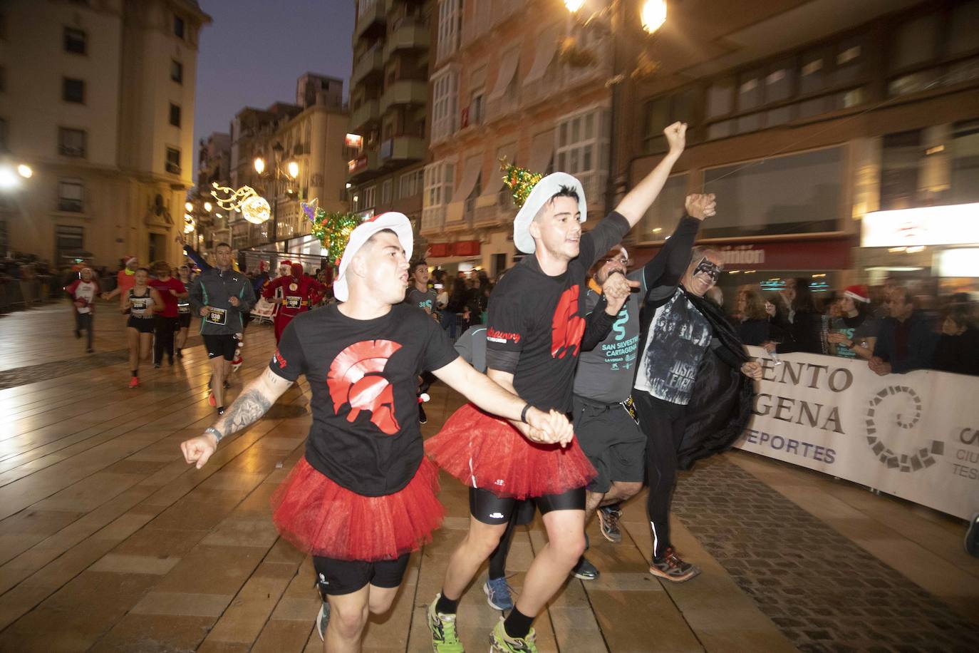 Muchos de los corredores de la San Silvestre de Cartagena participaron caracterizados con curiosos trajes