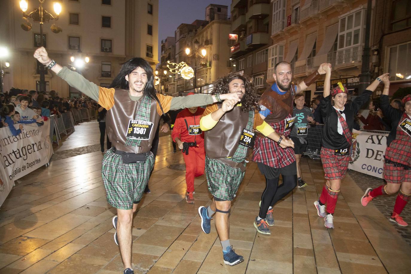 Muchos de los corredores de la San Silvestre de Cartagena participaron caracterizados con curiosos trajes