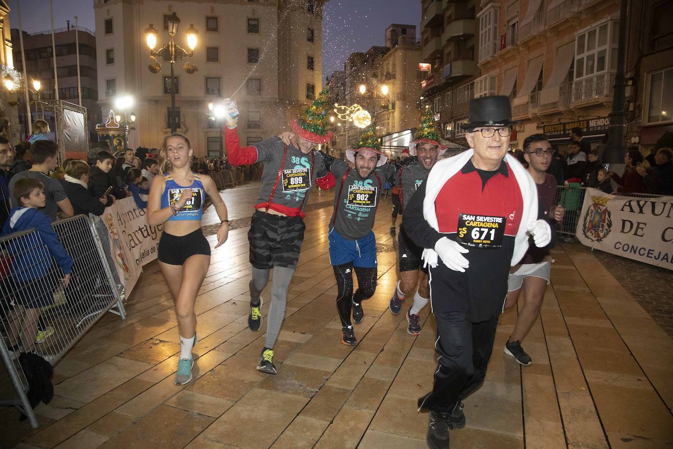 Muchos de los corredores de la San Silvestre de Cartagena participaron caracterizados con curiosos trajes