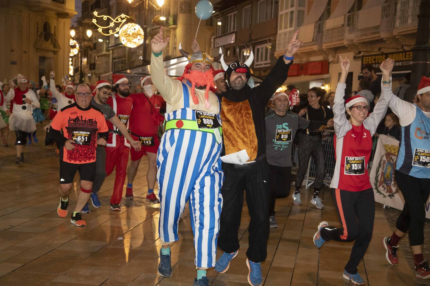 Muchos de los corredores de la San Silvestre de Cartagena participaron caracterizados con curiosos trajes