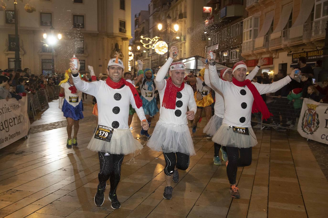 Muchos de los corredores de la San Silvestre de Cartagena participaron caracterizados con curiosos trajes