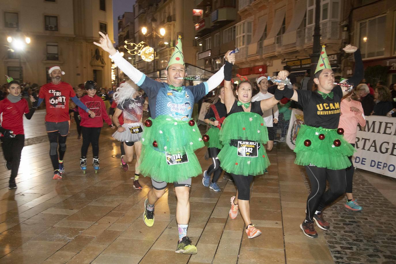 Muchos de los corredores de la San Silvestre de Cartagena participaron caracterizados con curiosos trajes