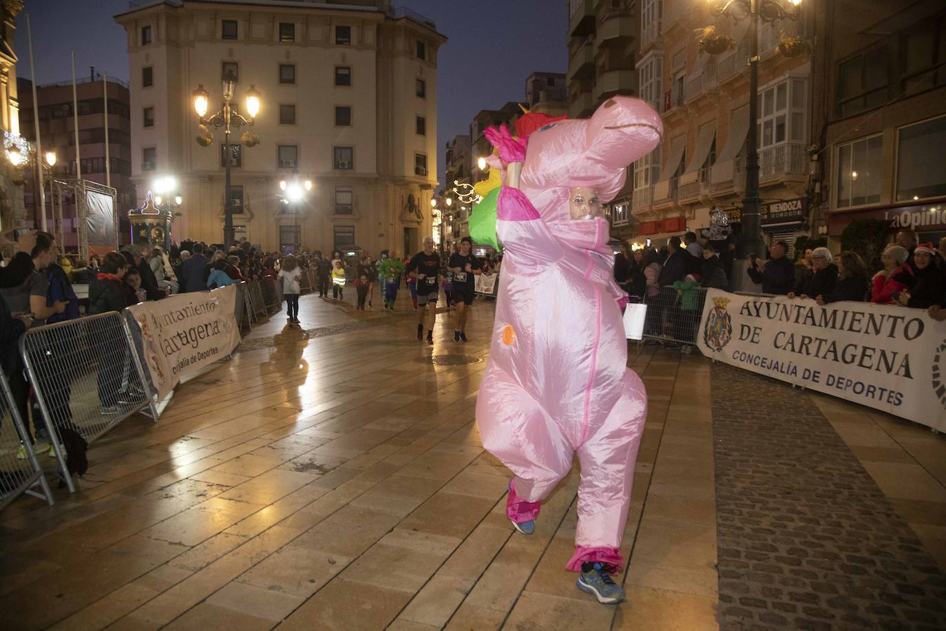 Muchos de los corredores de la San Silvestre de Cartagena participaron caracterizados con curiosos trajes