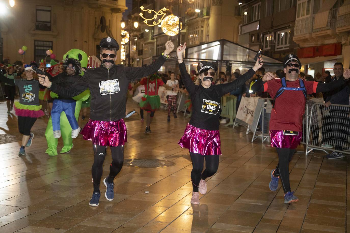 Muchos de los corredores de la San Silvestre de Cartagena participaron caracterizados con curiosos trajes