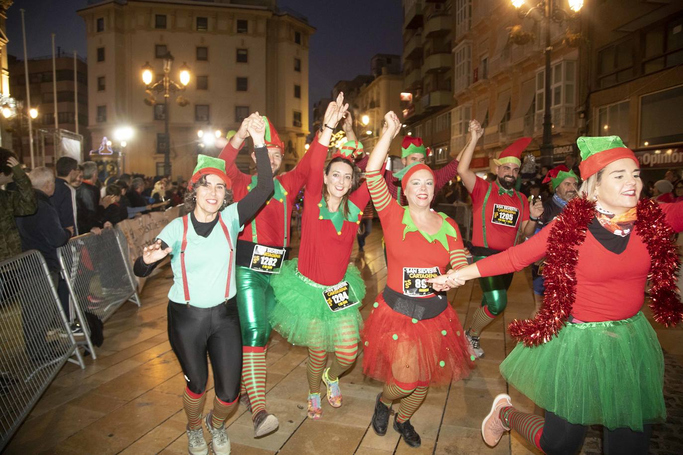 Muchos de los corredores de la San Silvestre de Cartagena participaron caracterizados con curiosos trajes