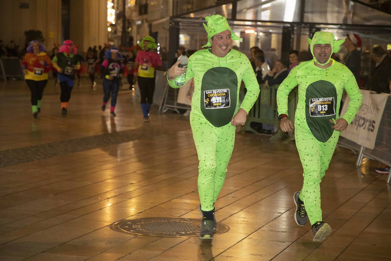 Muchos de los corredores de la San Silvestre de Cartagena participaron caracterizados con curiosos trajes