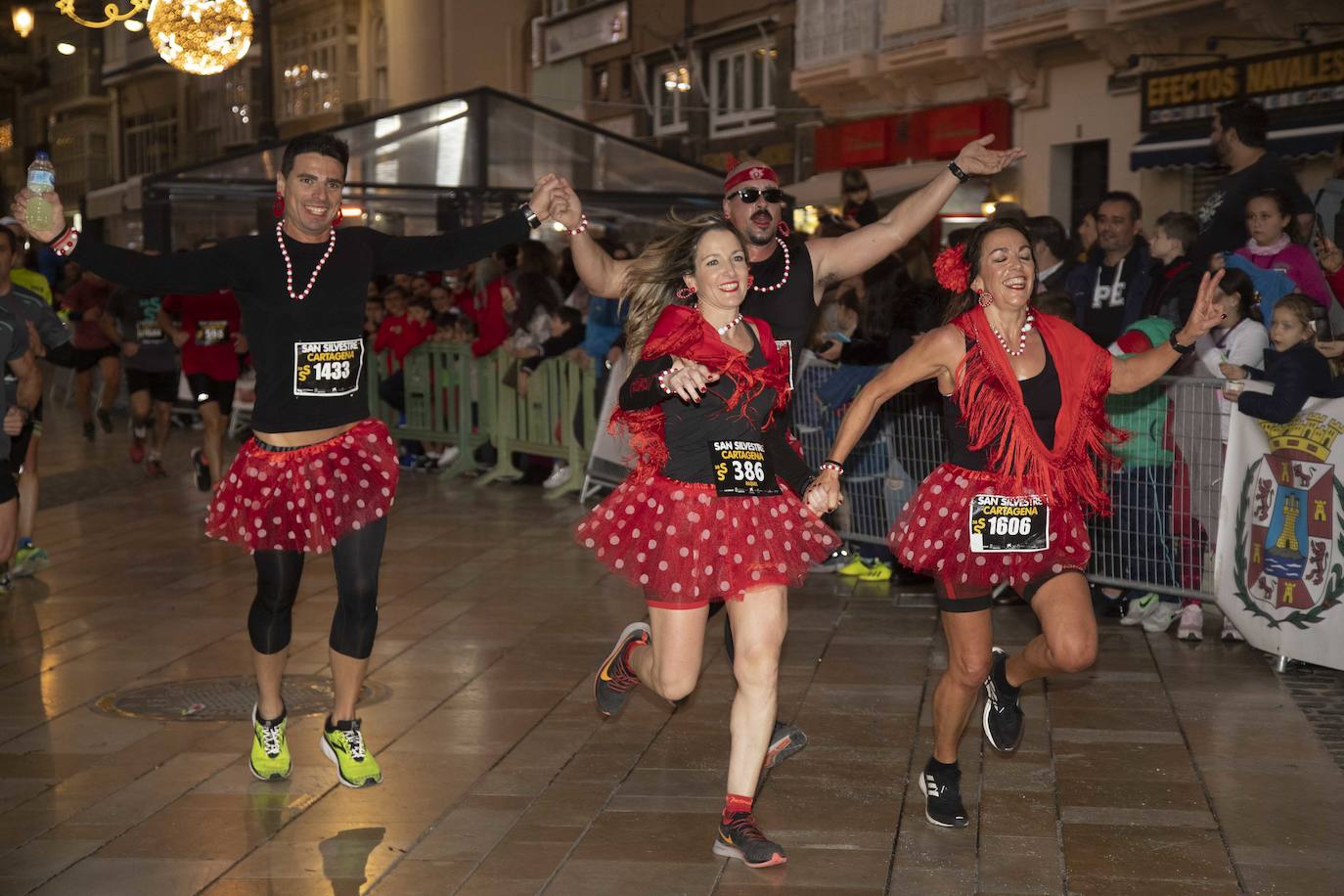 Muchos de los corredores de la San Silvestre de Cartagena participaron caracterizados con curiosos trajes