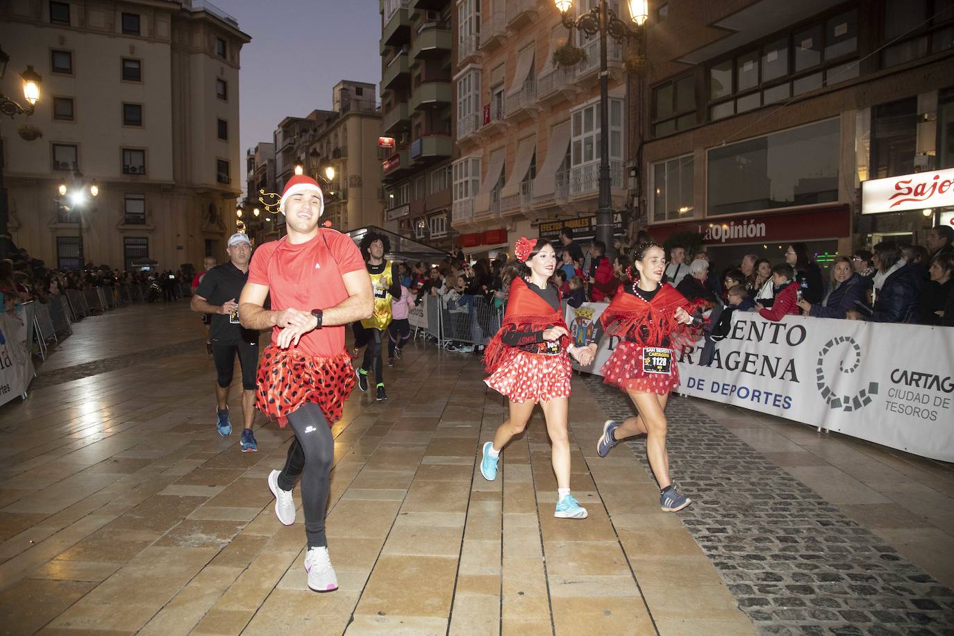 Muchos de los corredores de la San Silvestre de Cartagena participaron caracterizados con curiosos trajes