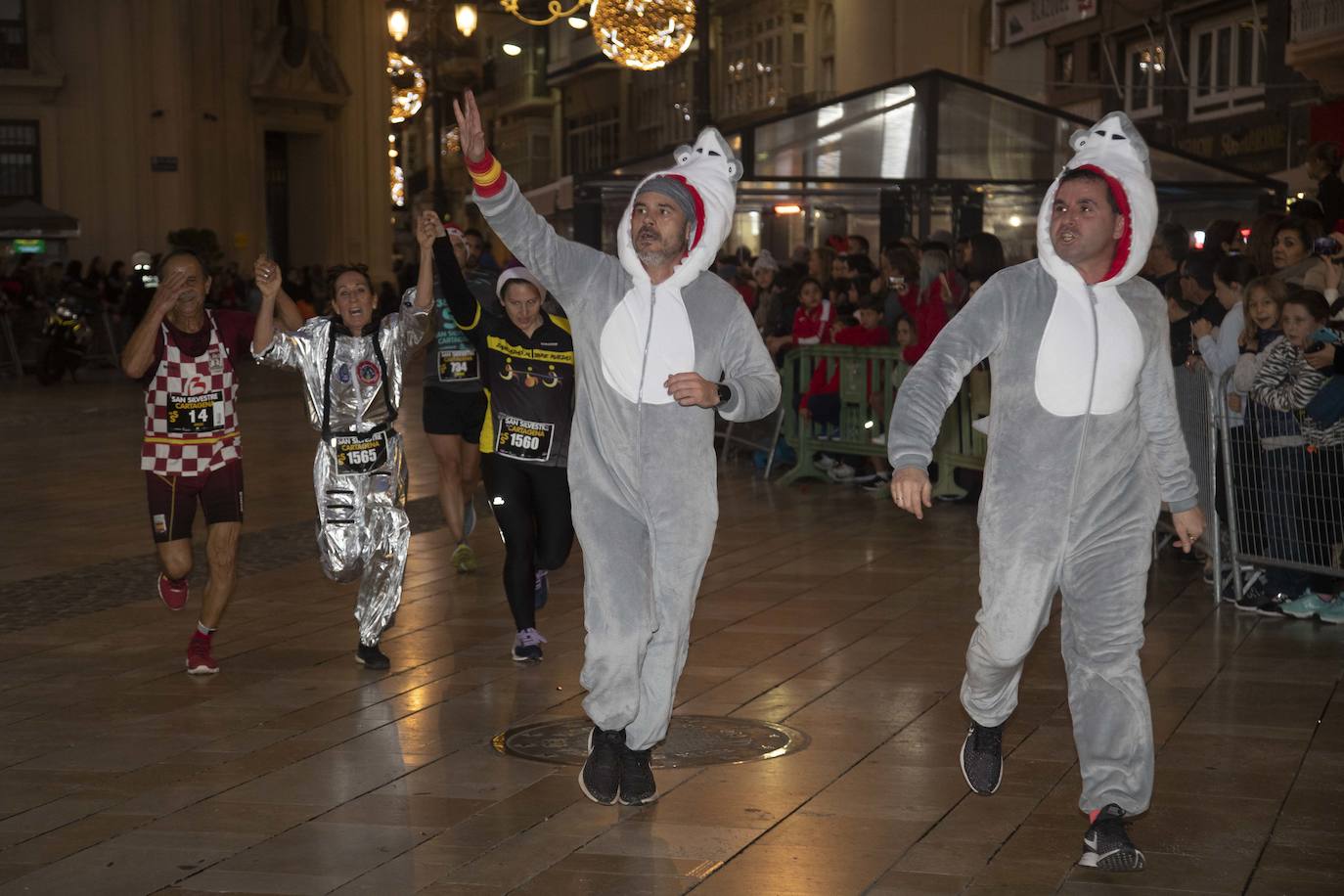 Muchos de los corredores de la San Silvestre de Cartagena participaron caracterizados con curiosos trajes