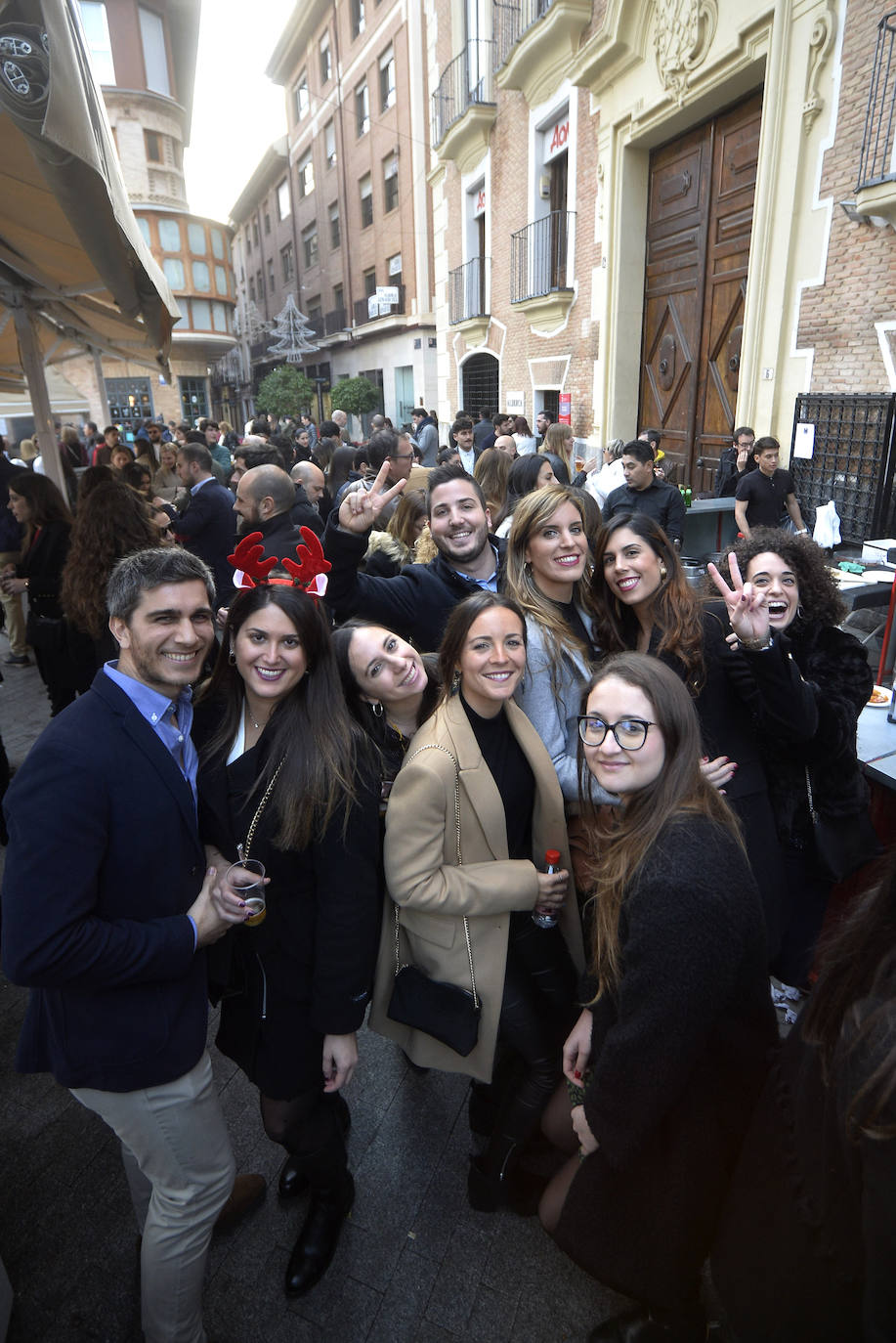 Zonas como la avenida Alfonso X, la plaza del Teatro Romea o Perez Casas se llenaron de jóvenes y no tan jóvenes que celebraron la 'tardevieja' antes de despedir el año