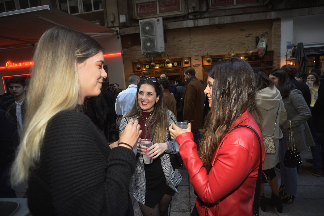 Zonas como la avenida Alfonso X, la plaza del Teatro Romea o Perez Casas se llenaron de jóvenes y no tan jóvenes que celebraron la 'tardevieja' antes de despedir el año