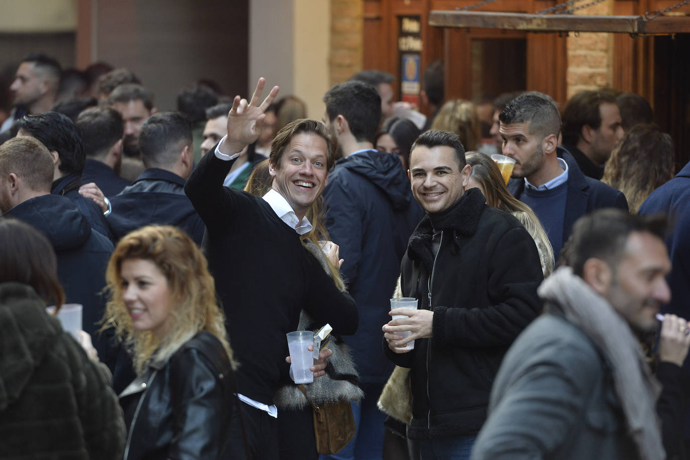 Zonas como la avenida Alfonso X, la plaza del Teatro Romea o Perez Casas se llenaron de jóvenes y no tan jóvenes que celebraron la 'tardevieja' antes de despedir el año