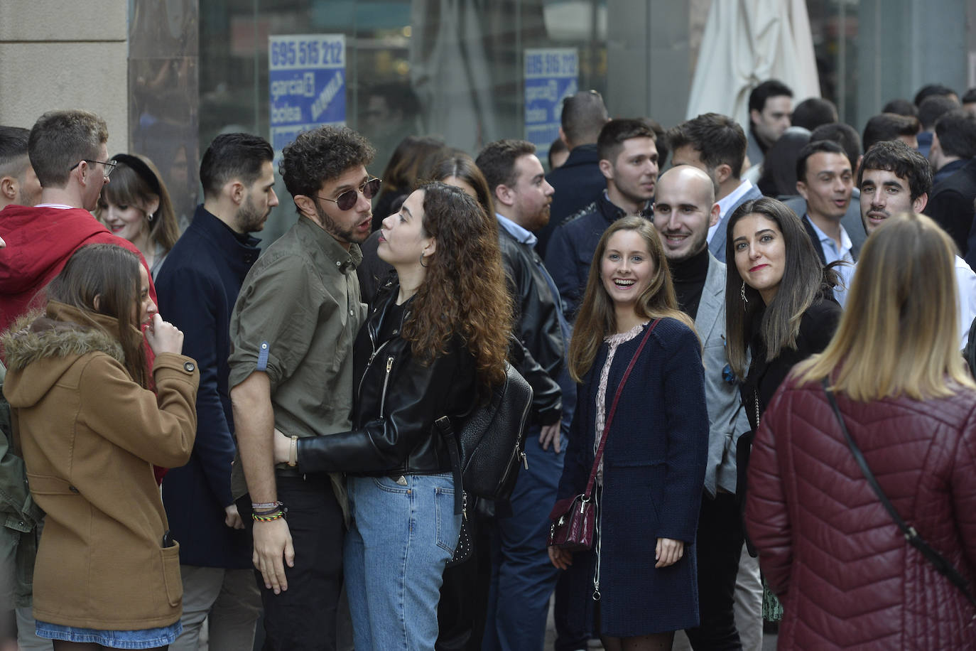 Zonas como la avenida Alfonso X, la plaza del Teatro Romea o Perez Casas se llenaron de jóvenes y no tan jóvenes que celebraron la 'tardevieja' antes de despedir el año