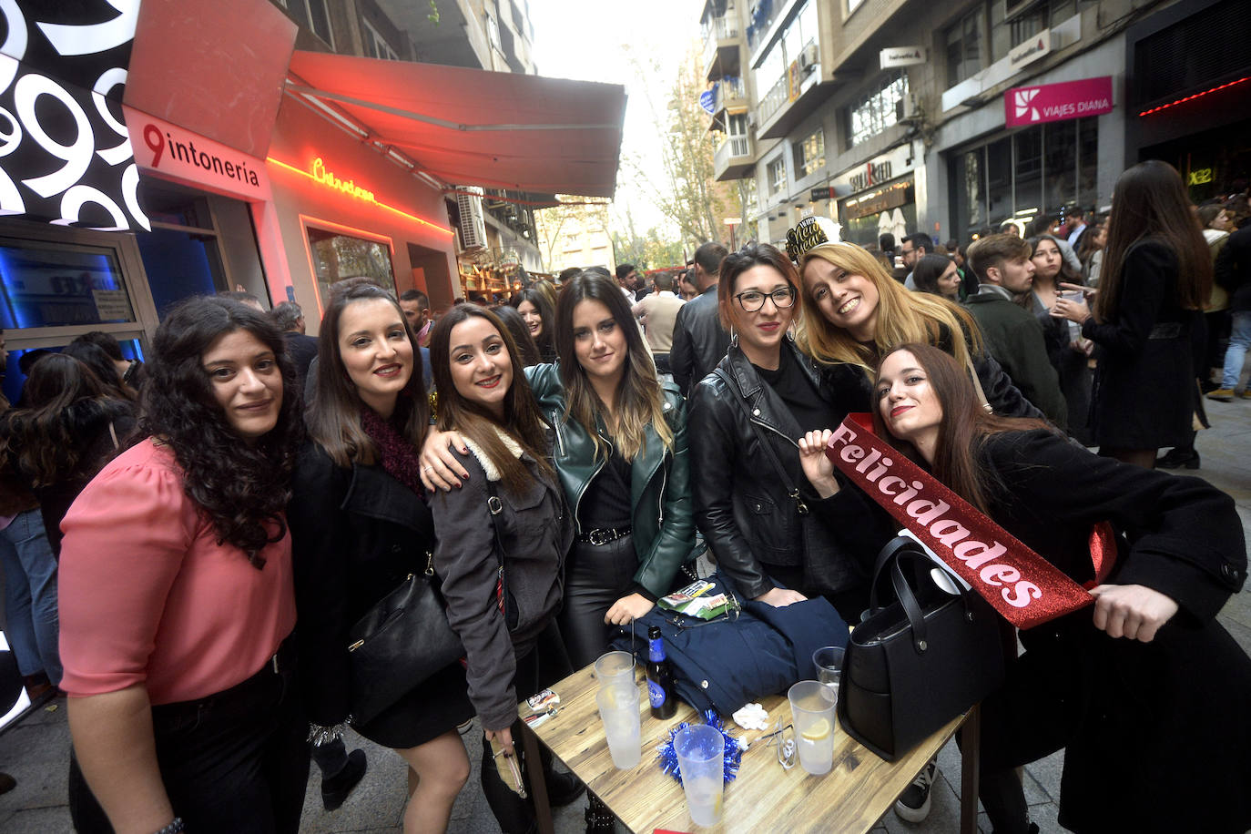 Zonas como la avenida Alfonso X, la plaza del Teatro Romea o Perez Casas se llenaron de jóvenes y no tan jóvenes que celebraron la 'tardevieja' antes de despedir el año
