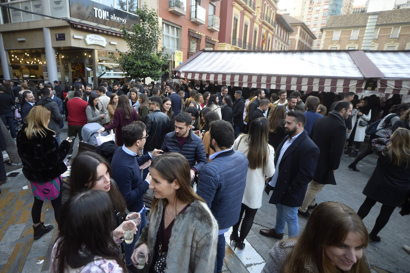 Zonas como la avenida Alfonso X, la plaza del Teatro Romea o Perez Casas se llenaron de jóvenes y no tan jóvenes que celebraron la 'tardevieja' antes de despedir el año