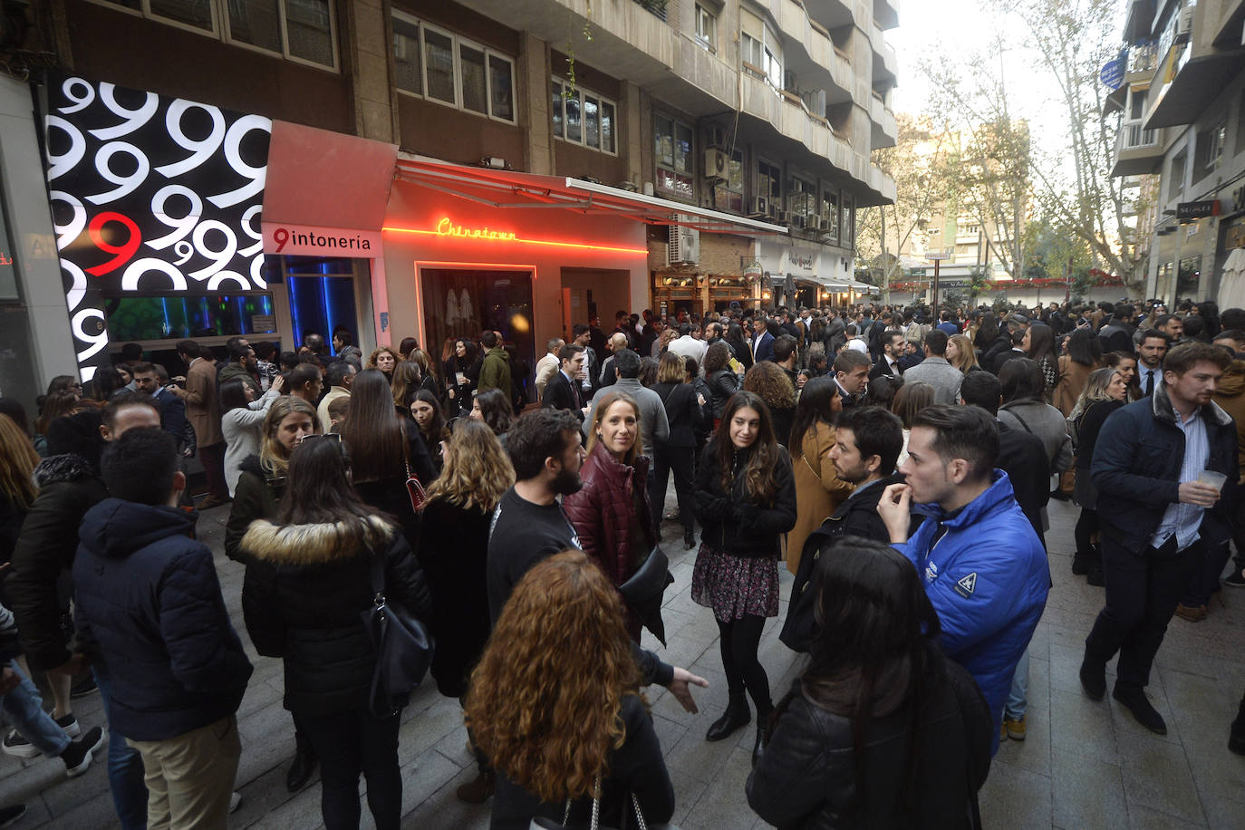 Zonas como la avenida Alfonso X, la plaza del Teatro Romea o Perez Casas se llenaron de jóvenes y no tan jóvenes que celebraron la 'tardevieja' antes de despedir el año
