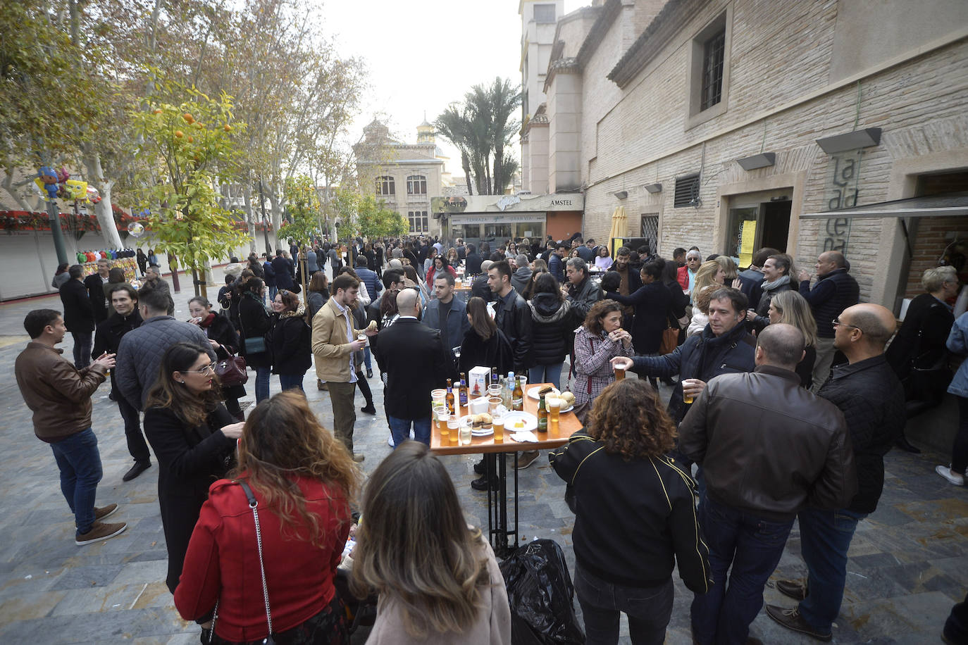 Zonas como la avenida Alfonso X, la plaza del Teatro Romea o Perez Casas se llenaron de jóvenes y no tan jóvenes que celebraron la 'tardevieja' antes de despedir el año