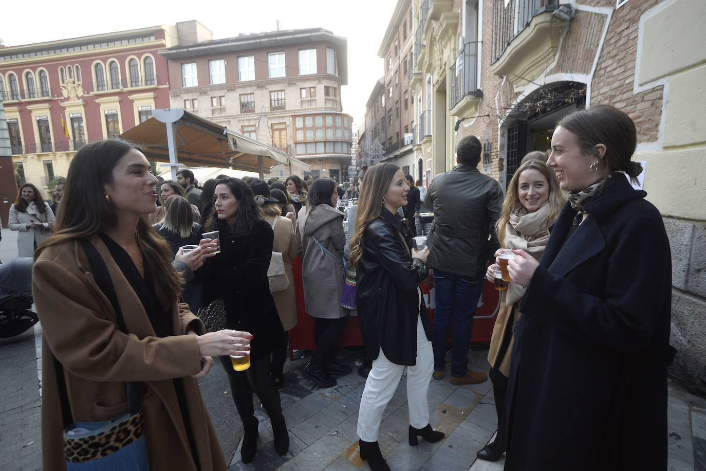 Zonas como la avenida Alfonso X, la plaza del Teatro Romea o Perez Casas se llenaron de jóvenes y no tan jóvenes que celebraron la 'tardevieja' antes de despedir el año
