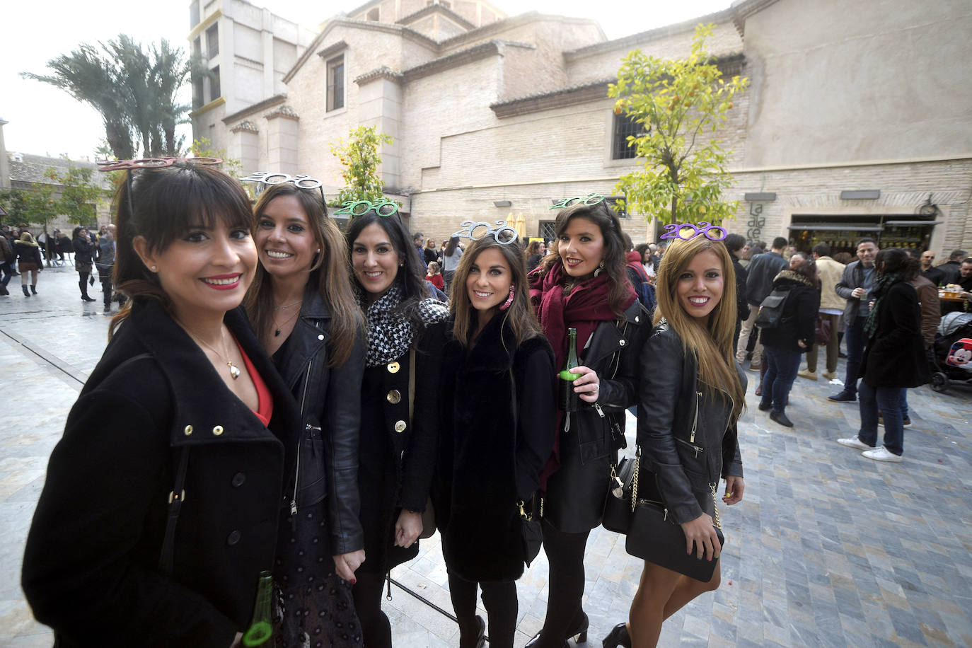 Zonas como la avenida Alfonso X, la plaza del Teatro Romea o Perez Casas se llenaron de jóvenes y no tan jóvenes que celebraron la 'tardevieja' antes de despedir el año