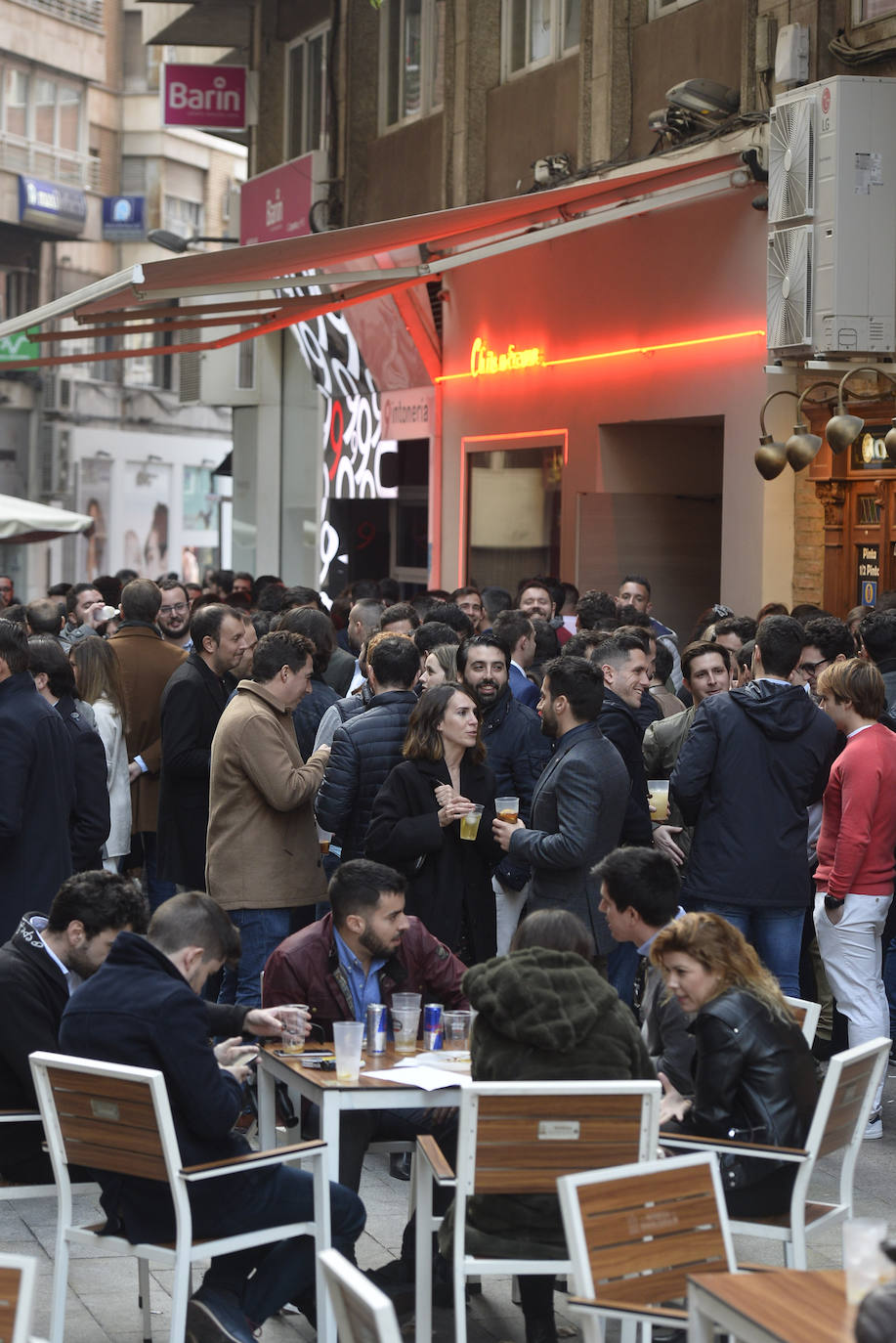 Zonas como la avenida Alfonso X, la plaza del Teatro Romea o Perez Casas se llenaron de jóvenes y no tan jóvenes que celebraron la 'tardevieja' antes de despedir el año
