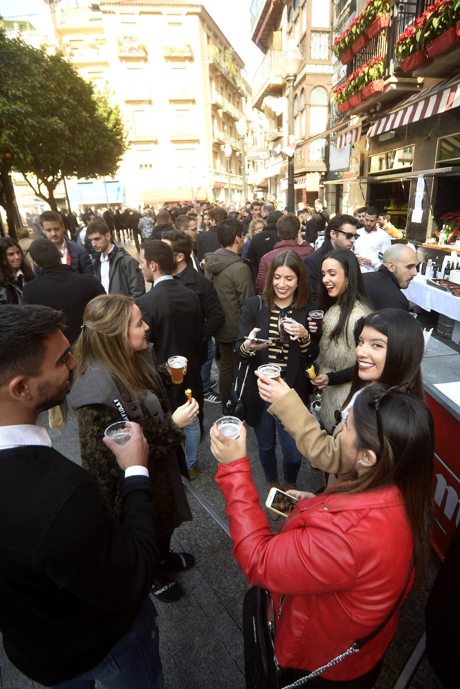 Zonas como la avenida Alfonso X, la plaza del Teatro Romea o Perez Casas se llenaron de jóvenes y no tan jóvenes que celebraron la 'tardevieja' antes de despedir el año