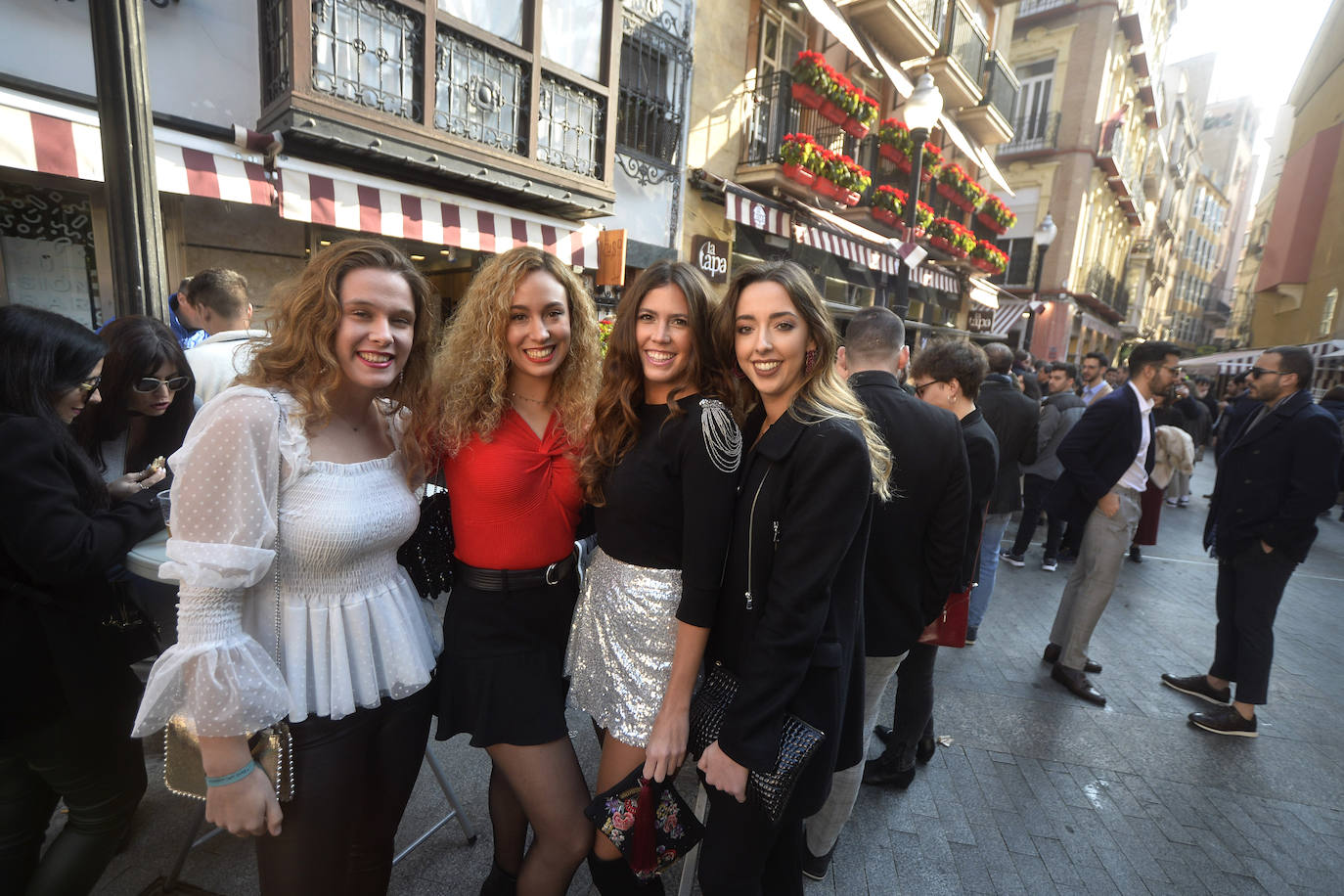 Zonas como la avenida Alfonso X, la plaza del Teatro Romea o Perez Casas se llenaron de jóvenes y no tan jóvenes que celebraron la 'tardevieja' antes de despedir el año