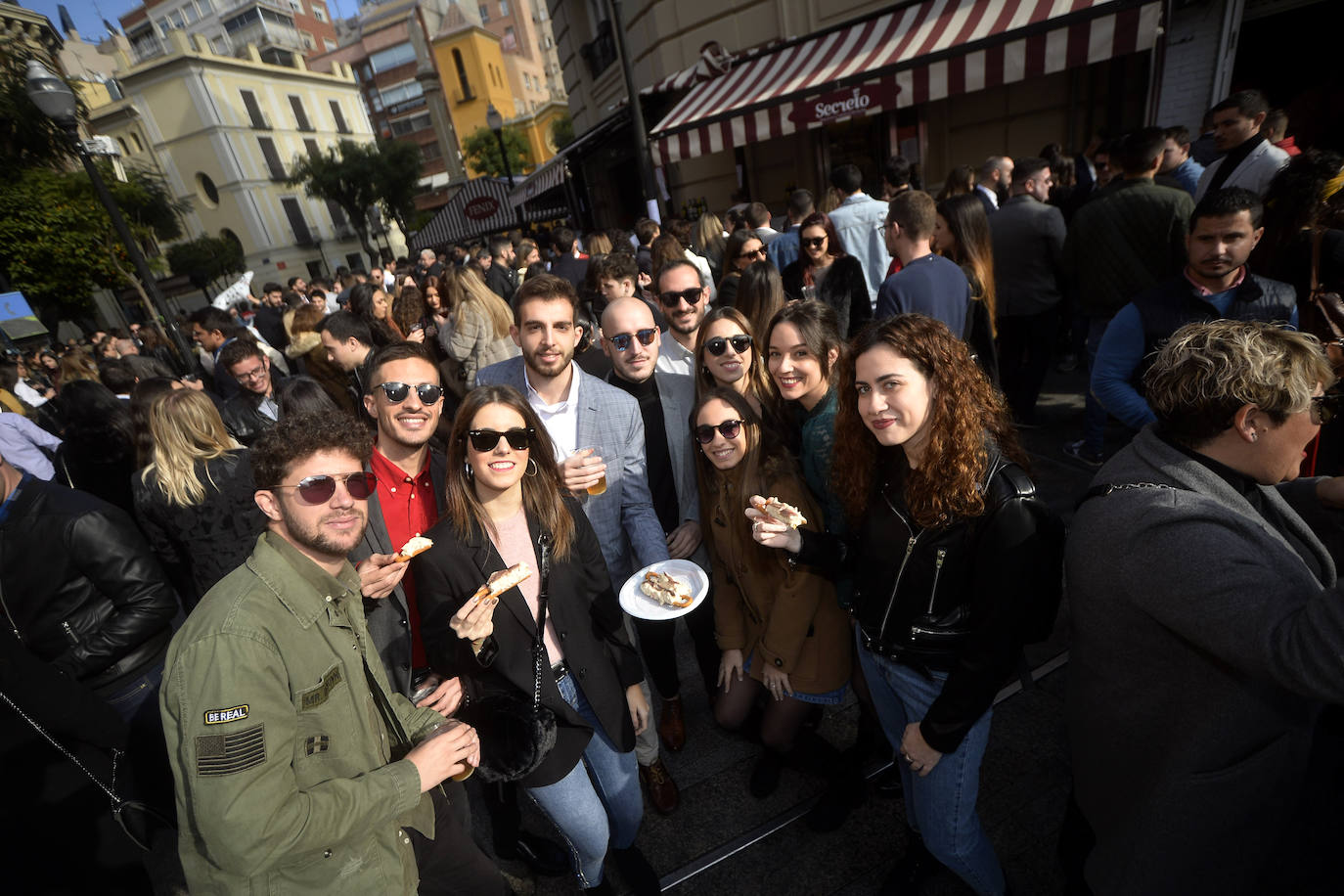 Zonas como la avenida Alfonso X, la plaza del Teatro Romea o Perez Casas se llenaron de jóvenes y no tan jóvenes que celebraron la 'tardevieja' antes de despedir el año