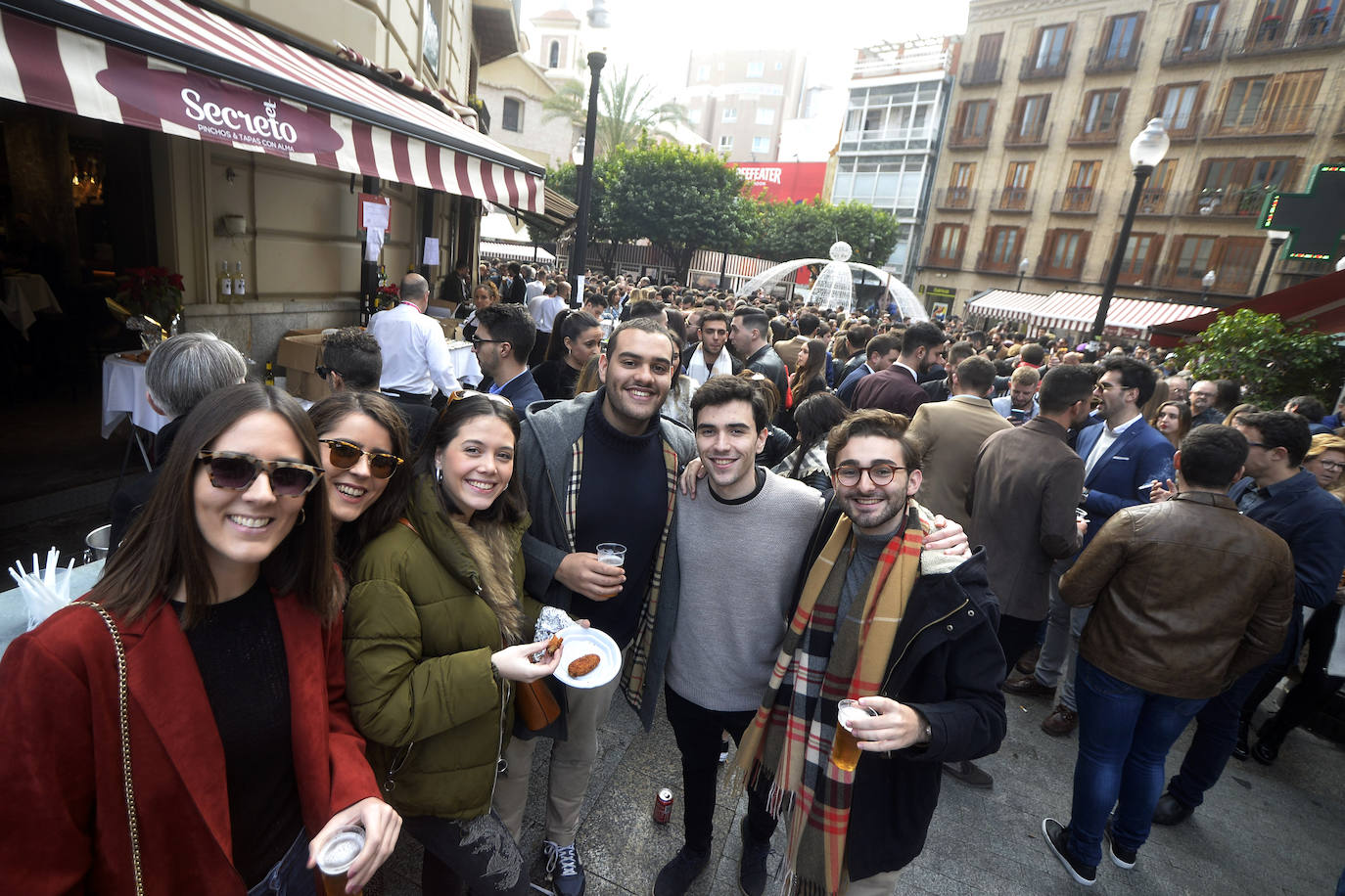 Zonas como la avenida Alfonso X, la plaza del Teatro Romea o Perez Casas se llenaron de jóvenes y no tan jóvenes que celebraron la 'tardevieja' antes de despedir el año