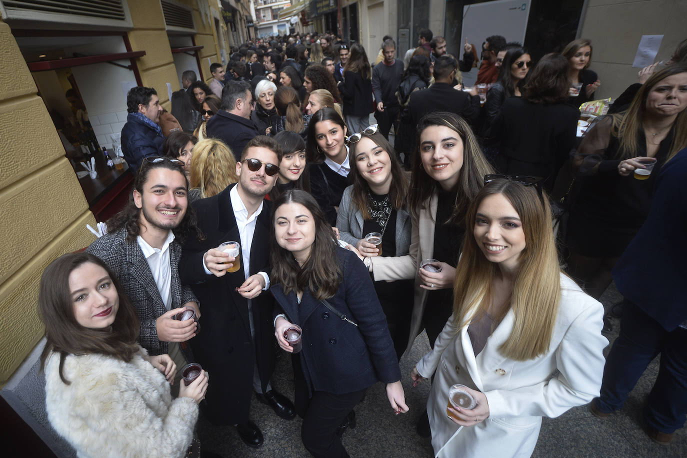 Zonas como la avenida Alfonso X, la plaza del Teatro Romea o Perez Casas se llenaron de jóvenes y no tan jóvenes que celebraron la 'tardevieja' antes de despedir el año