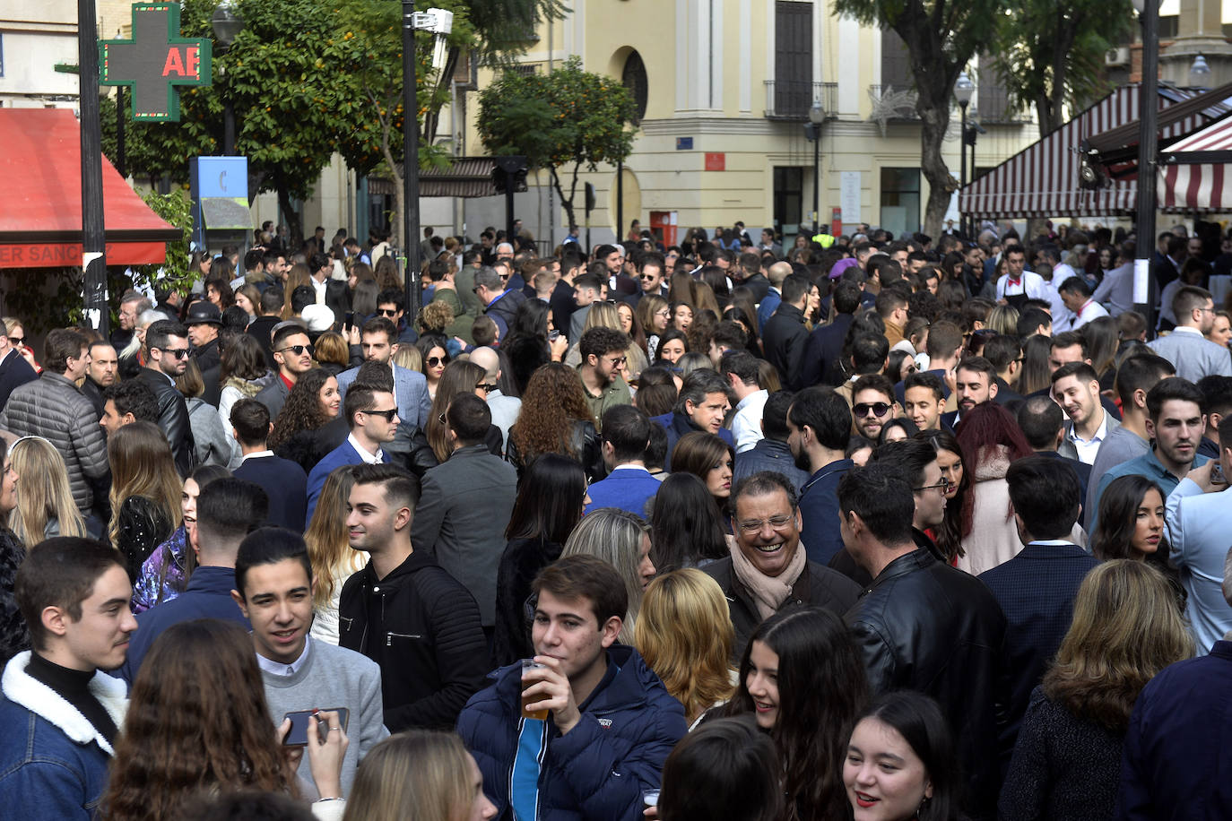 Zonas como la avenida Alfonso X, la plaza del Teatro Romea o Perez Casas se llenaron de jóvenes y no tan jóvenes que celebraron la 'tardevieja' antes de despedir el año