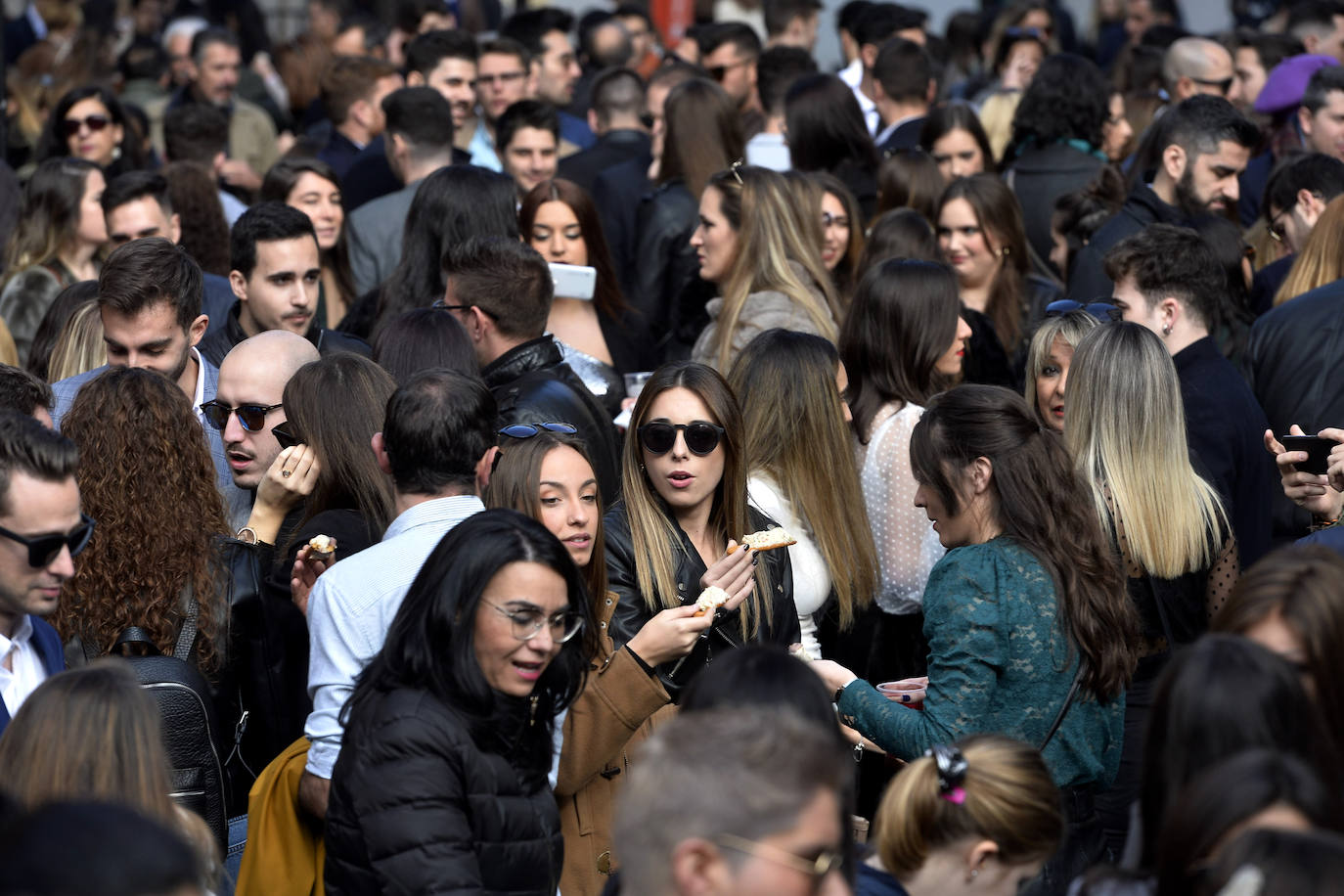 Zonas como la avenida Alfonso X, la plaza del Teatro Romea o Perez Casas se llenaron de jóvenes y no tan jóvenes que celebraron la 'tardevieja' antes de despedir el año