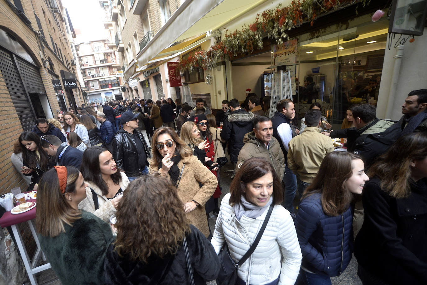 Zonas como la avenida Alfonso X, la plaza del Teatro Romea o Perez Casas se llenaron de jóvenes y no tan jóvenes que celebraron la 'tardevieja' antes de despedir el año