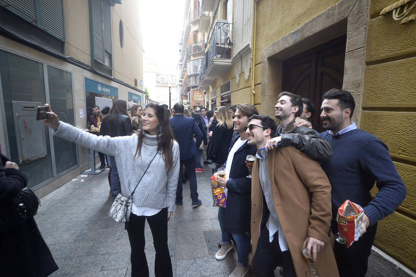 Zonas como la avenida Alfonso X, la plaza del Teatro Romea o Perez Casas se llenaron de jóvenes y no tan jóvenes que celebraron la 'tardevieja' antes de despedir el año